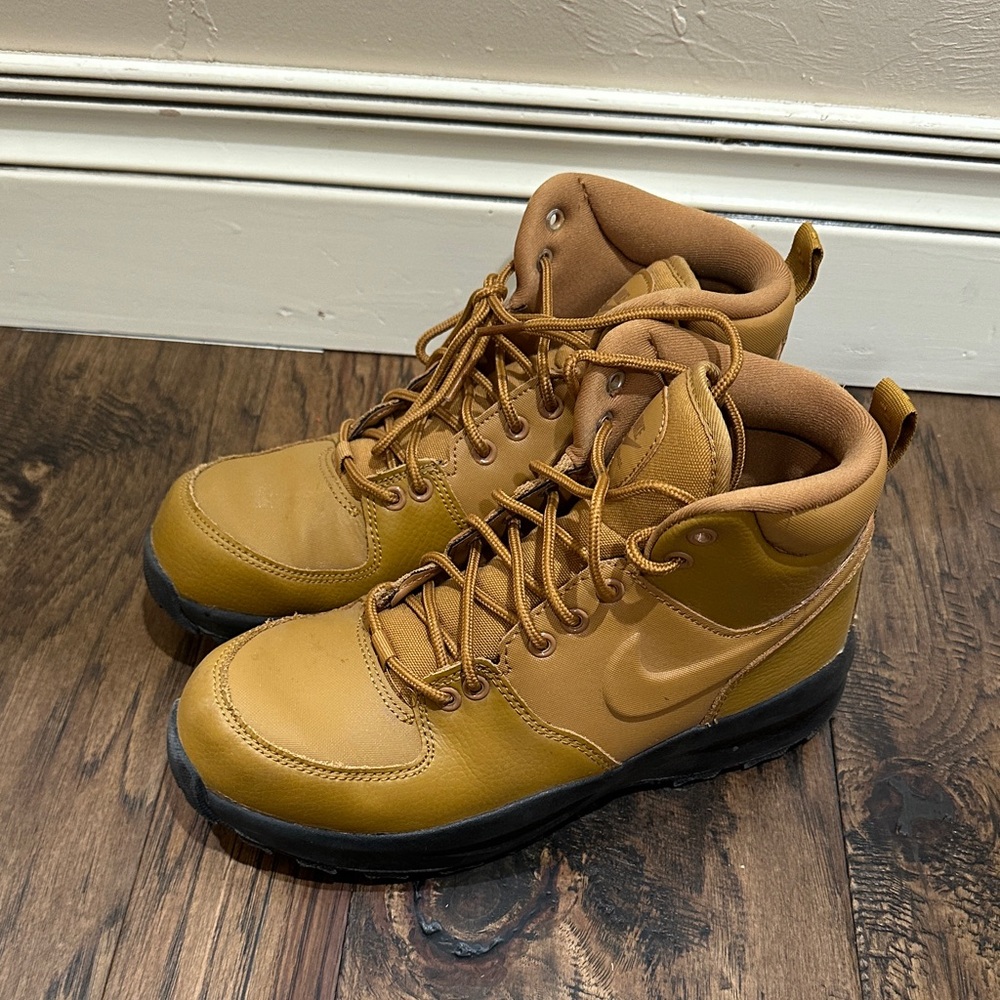 Nike boys Brown Leather Boots